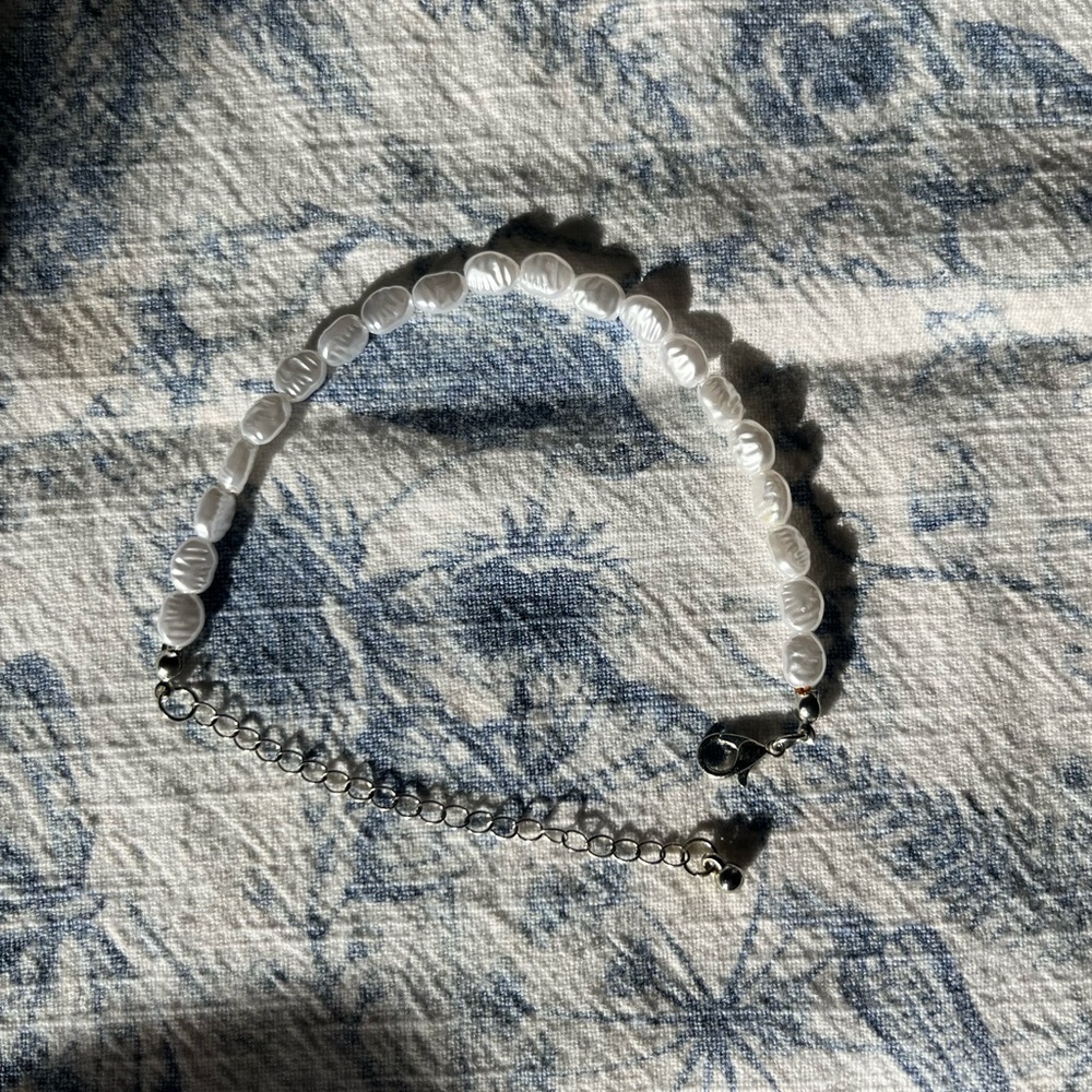 Faux pearl bracelet• shell earrings